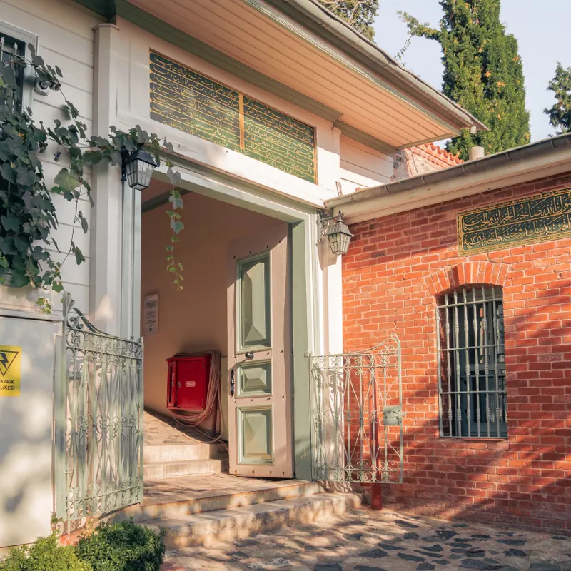 Portão pedonal metálico à entrada de uma casa