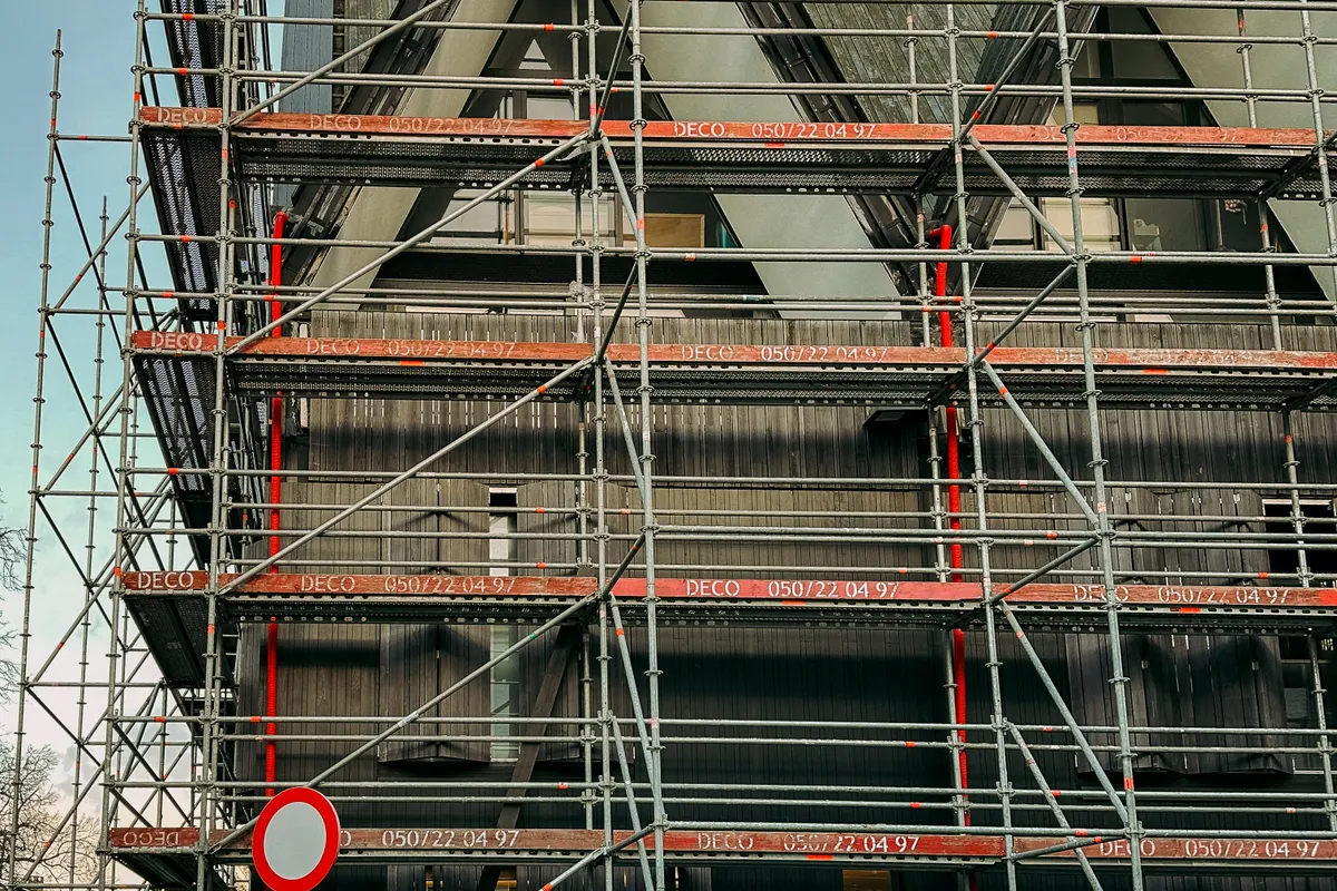 Edifício em reabilitação com andaimes